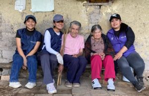 Minga solidaria mejora la vivienda de adulta mayor en Sanguillín