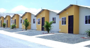 Noboa propone incentivos para vivienda de interés social