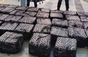 Ecuador y EE.UU. decomisan cerca de dos toneladas de droga en altamar