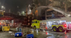 Controlan incendio en Refinería Esmeraldas: suspenden operaciones de forma preventiva