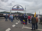 Transportistas pesados bloquean Panamericana Norte en Tulcán en protesta contra aranceles