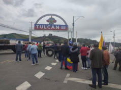 Transportistas pesados bloquean Panamericana Norte en Tulcán en protesta contra aranceles