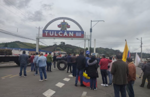 Transportistas pesados bloquean Panamericana Norte en Tulcán en protesta contra aranceles