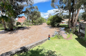 Desbordamiento del río Yanuncay provoca emergencias en Barabón, en Cuenca