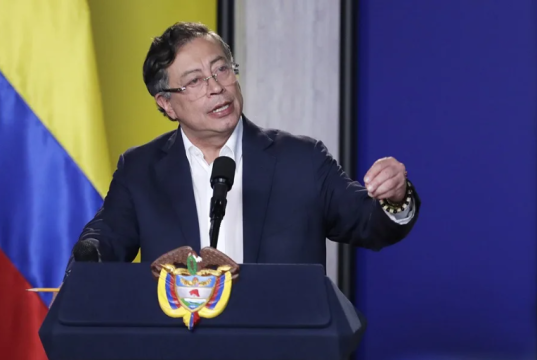 Petro retira a su embajadora por crisis diplomática