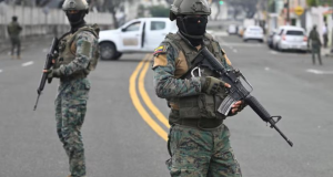 Noboa firma decreto del toque de queda nocturno para nueve provincias