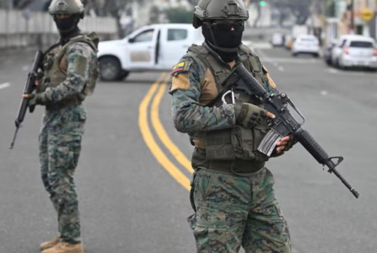 Noboa firma decreto del toque de queda nocturno para nueve provincias
